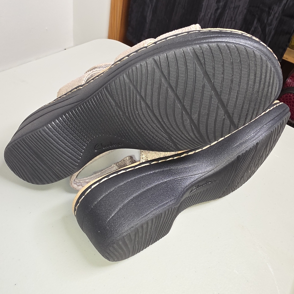 Clarks Collection Women’s Floral T-Strap Sandals in Metallic Taupe - Picture 10 of 10
